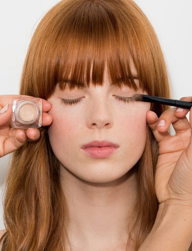 Applying Cream Shadow Applying Cream Shadow